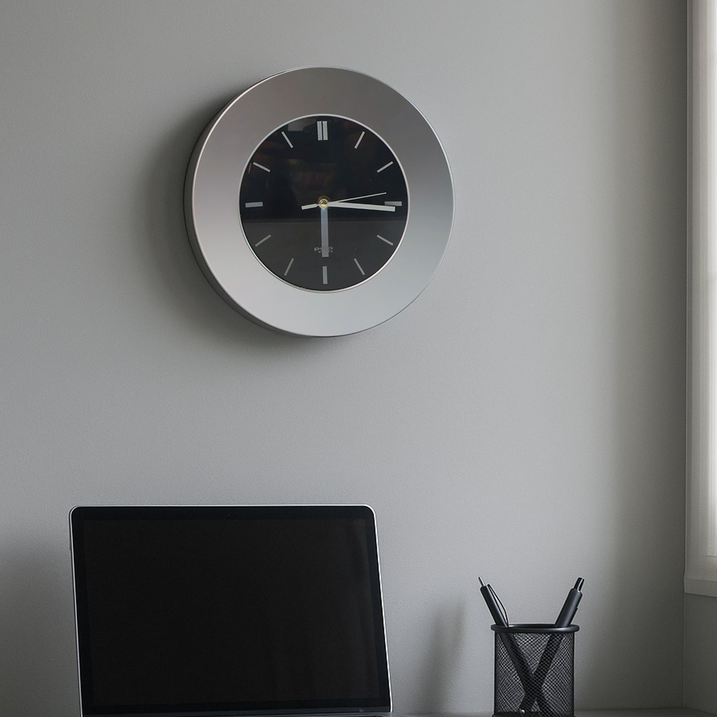 Modern Round Wall Clock  (1 Pc)